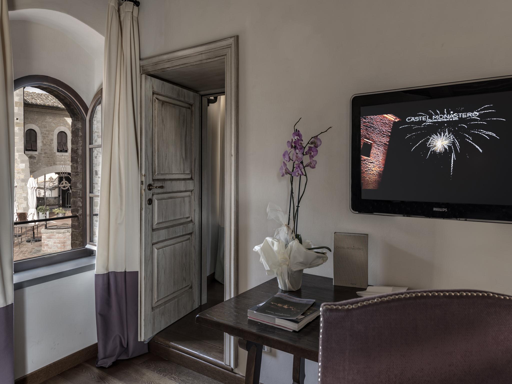 Castel Monastero - The Leading Hotels Of The World Castelnuovo Berardenga Exterior photo